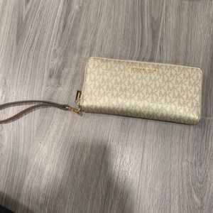 Michael Kors wristlet/wallet in perfect condition, unused.